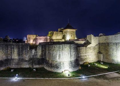 Spectacolul ”PiSiCi” al Teatrului municipal ”Matei Vișniec”, sâmbătă seară, de la 19.00, la Cetatea de Scaun