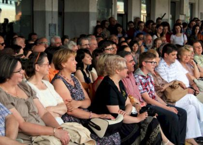 Carmen Veronica Steiciuc, poeta care alunga norii…de Matei Vișniec