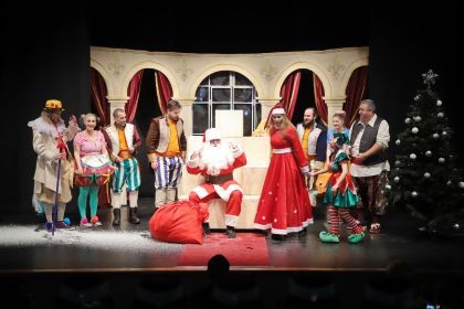 Moș Crăciun și spectacolul Povestea regelui supărat pe clovn au fost în vizită la Teatrul Municipal „Matei Vișniec” Suceava