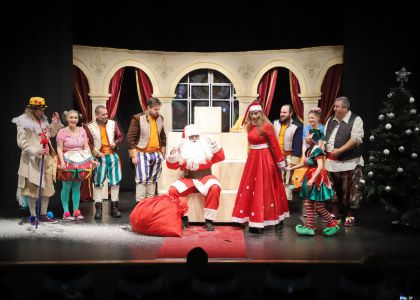 Moș Crăciun și spectacolul Povestea regelui supărat pe clovn au fost în vizită la Teatrul Municipal „Matei Vișniec” Suceava