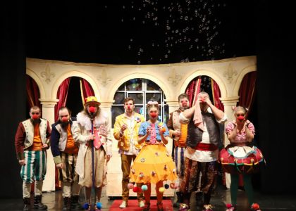 Moș Crăciun și spectacolul Povestea regelui supărat pe clovn au fost în vizită la Teatrul Municipal „Matei Vișniec” Suceava