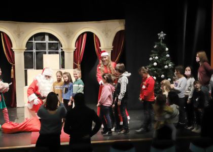 Moș Crăciun și spectacolul Povestea regelui supărat pe clovn au fost în vizită la Teatrul Municipal „Matei Vișniec” Suceava