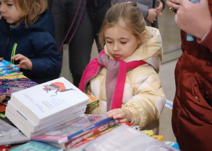 Moș Crăciun și spectacolul Povestea regelui supărat pe clovn au fost în vizită la Teatrul Municipal „Matei Vișniec” Suceava