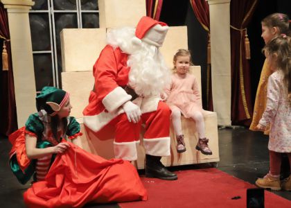 Moș Crăciun și spectacolul Povestea regelui supărat pe clovn au fost în vizită la Teatrul Municipal „Matei Vișniec” Suceava