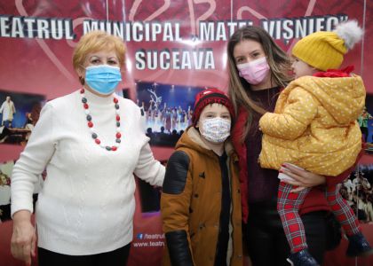 Moș Crăciun și spectacolul Povestea regelui supărat pe clovn au fost în vizită la Teatrul Municipal „Matei Vișniec” Suceava