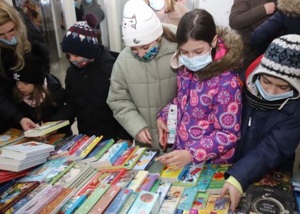 Moș Crăciun și spectacolul Povestea regelui supărat pe clovn au fost în vizită la Teatrul Municipal „Matei Vișniec” Suceava