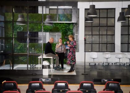 Spectacolul H.A.H. – Hidden Abuse Holdings  revine pe scena Teatrului Municipal „Matei Vișniec” Suceava