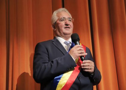 A OPTA ZI DE FESTIVAL