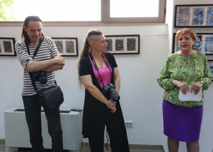 Cuvinte rătăcite. Vernisaj. Expoziție cu desene pe foi de carte, Luana Popa