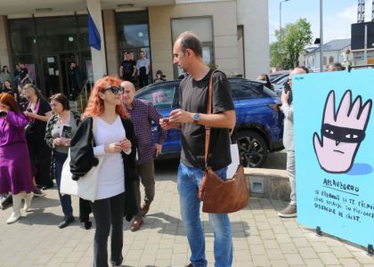 Desert cultural. Vernisaj. Expoziție outdoor cu desene de George Roșu