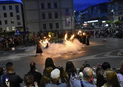 Final incendiar al Festivalului Internațional Zilele Teatrului ”Matei Vișniec” de la Suceava. Spectacolul cu foc ”Șolomanța” i-a scos pe oameni din case