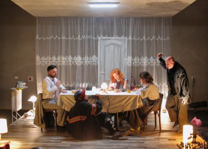 Vă așteptăm la „Cântăreața Cheală”,  de Eugène Ionesco, în regia lui Alex Bogdan, vineri, 20 octombrie
