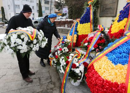 Colectivul TMMVS a depus o jerbă de flori la statuia poetului Mihai Eminescu