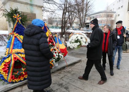 Colectivul TMMVS a depus o jerbă de flori la statuia poetului Mihai Eminescu