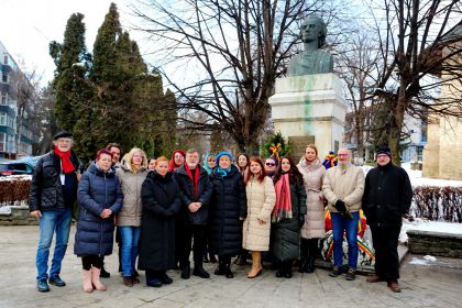 Colectivul TMMVS a depus o jerbă de flori la statuia poetului Mihai Eminescu