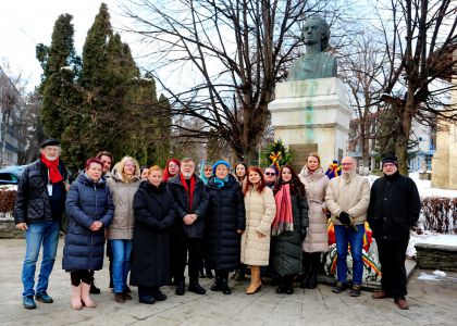 Colectivul TMMVS a depus o jerbă de flori la statuia poetului Mihai Eminescu