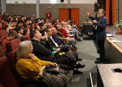 Evenimentul Spectacolul Cuvintelor - Îmbrațișarea Poeziei cu Teatrul, dedicat Zilei Culturii Naționale - ziua a 2-a