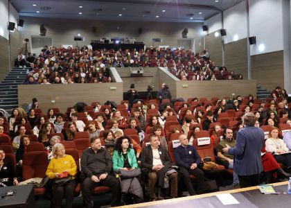 Public numeros la evenimentul „Spectacolul Cuvintelor – Îmbrățișarea Poeziei cu Teatrul” organizat de Teatrul ”Matei Vișniec” Suceava de Ziua Culturii Naționale. Matei Vișniec, invitatul special