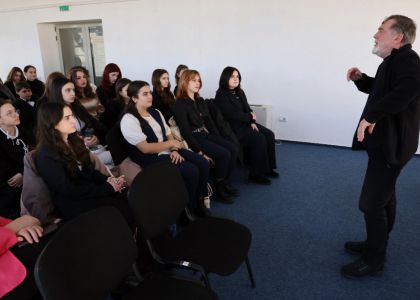 Evenimentul Spectacolul Cuvintelor - Îmbrațișarea Poeziei cu Teatrul, dedicat Zilei Culturii Naționale - ziua a 3-a (partea a III-a)