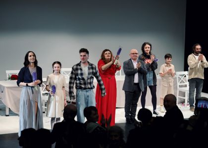 Ecouri de la premiera spectacolului „CIOBURI” după Jeroen van den Berg, regie Alexandra Bandac Marian, scrise de invitați pe platformele online: