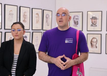 100 de actori români în festival.  Vernisaj. Expoziție de caricatură – portret în acuarelă, Ovidiu Stanciu, artist plastic