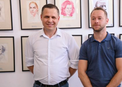 100 de actori români în festival.  Vernisaj. Expoziție de caricatură – portret în acuarelă, Ovidiu Stanciu, artist plastic