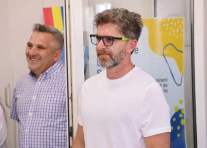100 de actori români în festival.  Vernisaj. Expoziție de caricatură – portret în acuarelă, Ovidiu Stanciu, artist plastic