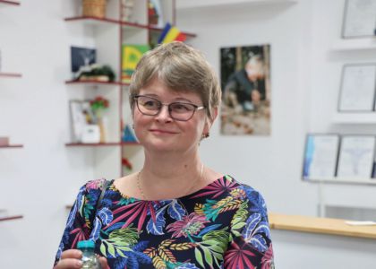 100 de actori români în festival.  Vernisaj. Expoziție de caricatură – portret în acuarelă, Ovidiu Stanciu, artist plastic