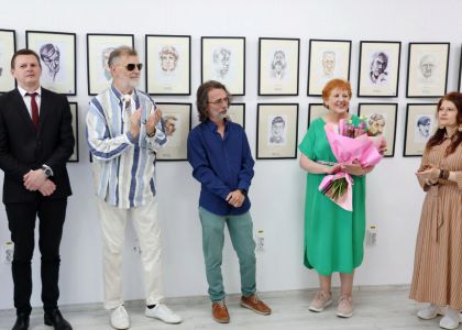100 de actori români în festival.  Vernisaj. Expoziție de caricatură – portret în acuarelă, Ovidiu Stanciu, artist plastic