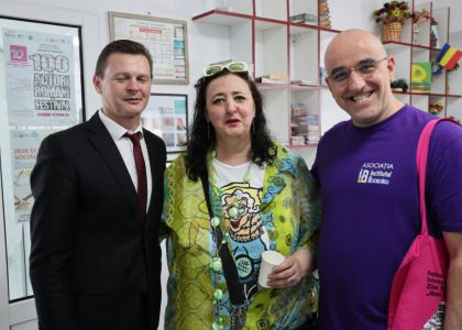 100 de actori români în festival.  Vernisaj. Expoziție de caricatură – portret în acuarelă, Ovidiu Stanciu, artist plastic