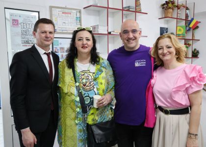 100 de actori români în festival.  Vernisaj. Expoziție de caricatură – portret în acuarelă, Ovidiu Stanciu, artist plastic