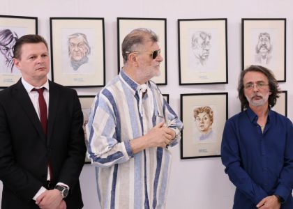 100 de actori români în festival.  Vernisaj. Expoziție de caricatură – portret în acuarelă, Ovidiu Stanciu, artist plastic