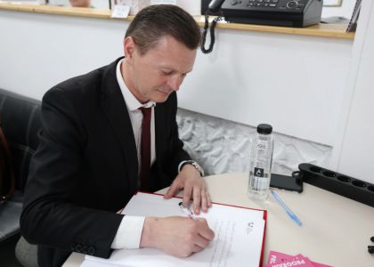100 de actori români în festival.  Vernisaj. Expoziție de caricatură – portret în acuarelă, Ovidiu Stanciu, artist plastic