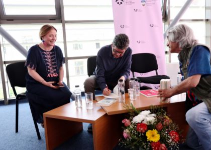 Brățară pe glezna ta. În virtutea inepției.  Lansare de carte, Radu Paraschivescu, editura Humanitas