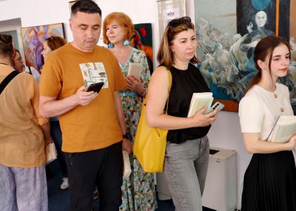 Brățară pe glezna ta. În virtutea inepției.  Lansare de carte, Radu Paraschivescu, editura Humanitas