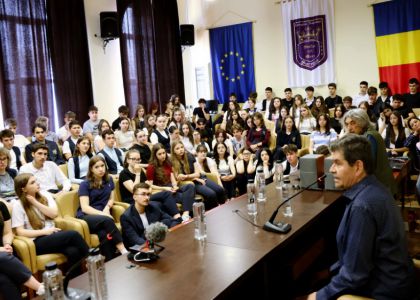 Brățară pe glezna ta. În virtutea inepției.  Lansare de carte, Radu Paraschivescu, editura Humanitas