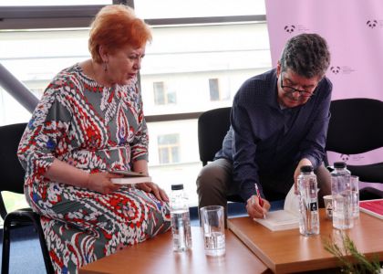 Brățară pe glezna ta. În virtutea inepției.  Lansare de carte, Radu Paraschivescu, editura Humanitas