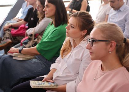 Brățară pe glezna ta. În virtutea inepției.  Lansare de carte, Radu Paraschivescu, editura Humanitas