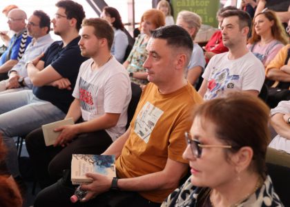 Brățară pe glezna ta. În virtutea inepției.  Lansare de carte, Radu Paraschivescu, editura Humanitas