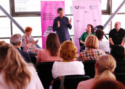 Brățară pe glezna ta. În virtutea inepției.  Lansare de carte, Radu Paraschivescu, editura Humanitas