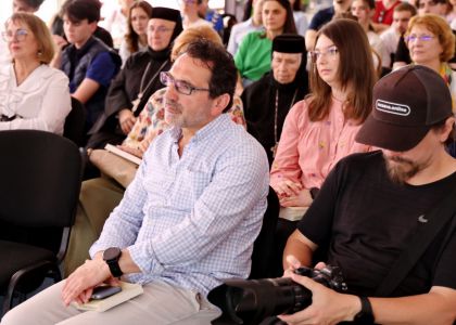 Brățară pe glezna ta. În virtutea inepției.  Lansare de carte, Radu Paraschivescu, editura Humanitas