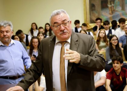 Brățară pe glezna ta. În virtutea inepției.  Lansare de carte, Radu Paraschivescu, editura Humanitas