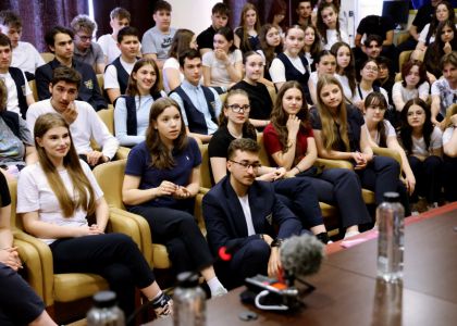 Brățară pe glezna ta. În virtutea inepției.  Lansare de carte, Radu Paraschivescu, editura Humanitas