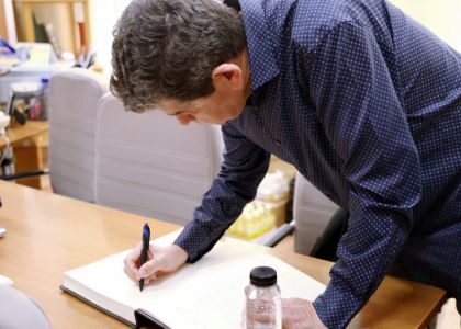 Brățară pe glezna ta. În virtutea inepției.  Lansare de carte, Radu Paraschivescu, editura Humanitas