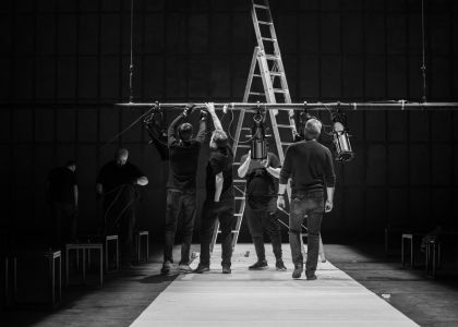 FNT 2025. TE PRIVEȘTE! Argumentul, structura si componentele Festivalului Național de Teatru, a 35-a ediție