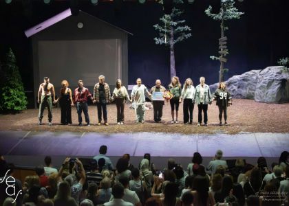 PĂDUREA ASUMAȚILOR de Alexandra Felseghi, regia Andrei Măjeri a ridicat sala în picioare și a primit aplauze la scenă deschisă.