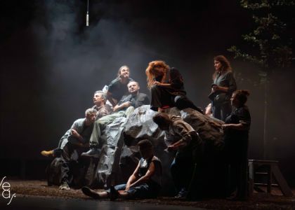 PĂDUREA ASUMAȚILOR de Alexandra Felseghi, regia Andrei Măjeri a ridicat sala în picioare și a primit aplauze la scenă deschisă.