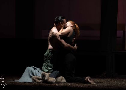 PĂDUREA ASUMAȚILOR de Alexandra Felseghi, regia Andrei Măjeri a ridicat sala în picioare și a primit aplauze la scenă deschisă.
