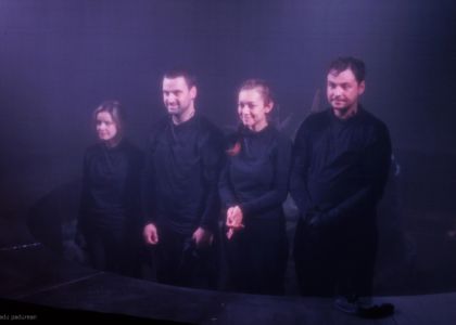 Spectacolul „Dincolo de maci” ajunge la Suceava - 8 octombrie, ora 19:00, la Teatrul Municipal „Matei Vișniec” Suceava