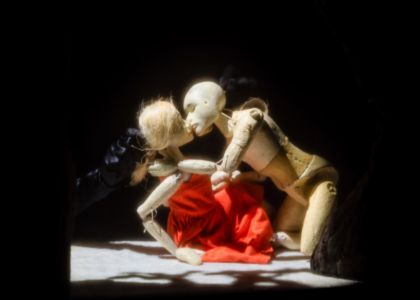 Spectacolul „Dincolo de maci” ajunge la Suceava - 8 octombrie, ora 19:00, la Teatrul Municipal „Matei Vișniec” Suceava